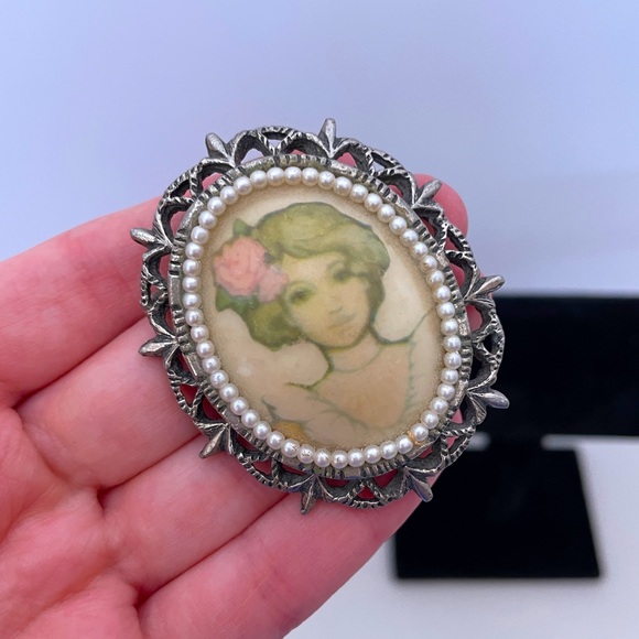 Vintage 1975 Victorian Inspired Regency Whisigoth CottageCore Retro Pin / Brooch - Picture 1 of 8